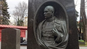 Более рельефный барельеф называется горельефом