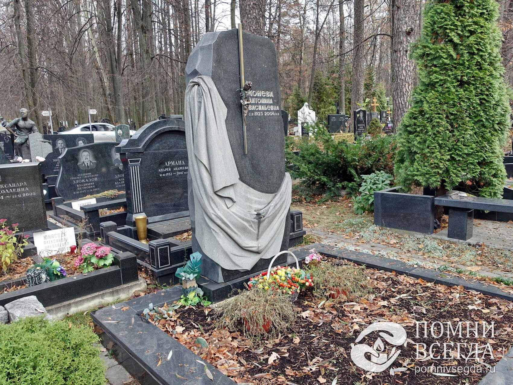 Массивный памятник из гранита с юбкой в виде покрывала